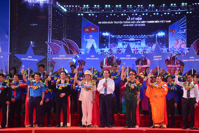Chủ tịch nước Trần Đại Quang trao Giải thưởng ''15 Tháng 10'' cho các thanh niên tiêu biểu toàn quốc.