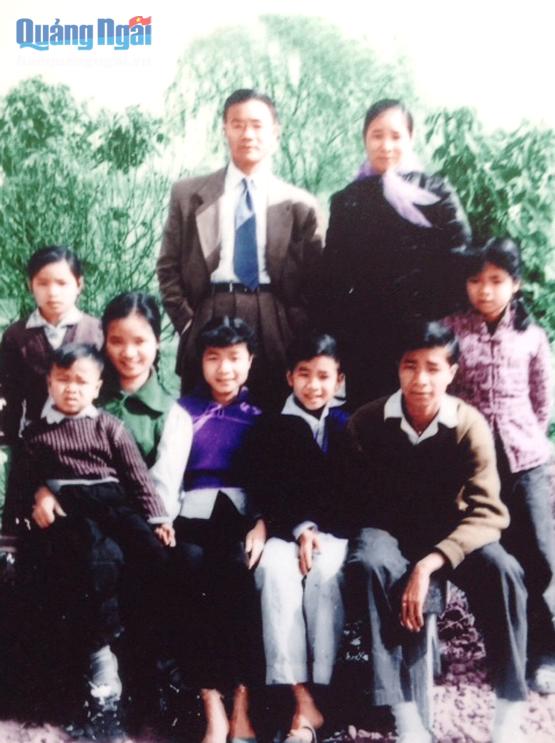 Ảnh chụp gia đình liệt sĩ Phạm Ngọc Hùng