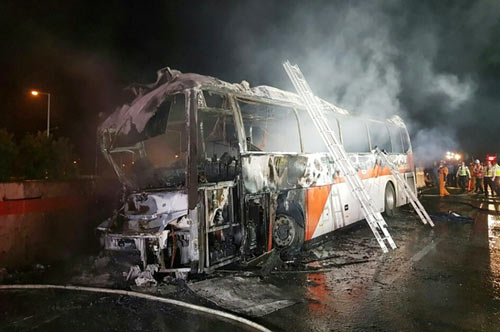 Lực lượng cứu hộ tại hiện trường vụ cháy xe buýt trên đường cao tốc Gyeongbu ở TP Ulsan, Đông Nam Hàn Quốc, tối 13-10-2016. Ảnh Yonhap