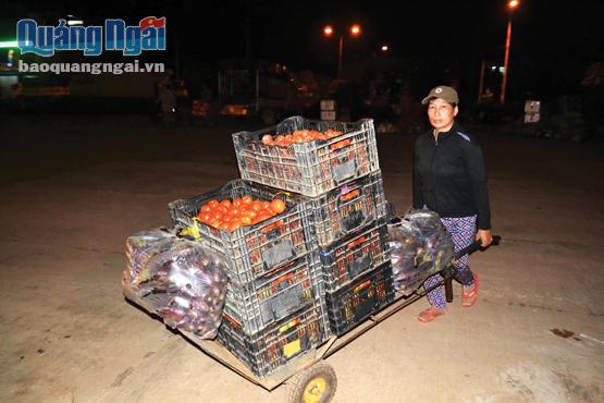 Bình quân mỗi đêm, các nữ bốc vác ở chợ đầu mối phải vận chuyển hơn 100 chuyến hàng như thế này, từ xe tải vào cho các đại lý tại chợ.