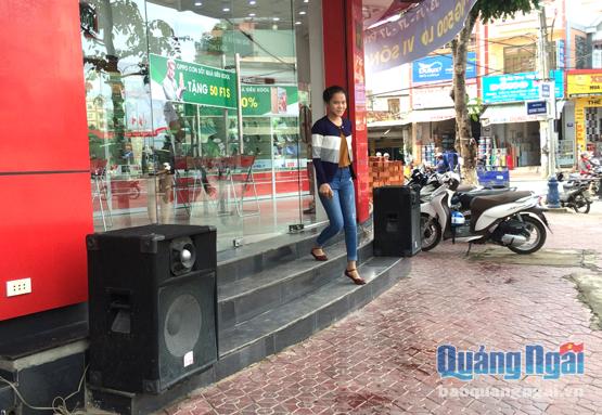 Một cửa hàng kinh doanh điện thoại di động trên đường Quang Trung, TP. Quảng Ngãi đặt hai loa công suất lớn ngoài trời để phát quảng cáo.