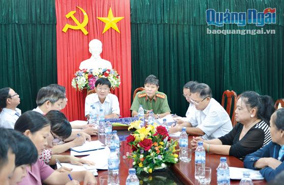 Chủ tịch UBND tỉnh Trần Ngọc Căng tiếp công dân định kỳ tháng 10.2016.                          Ảnh: NG.TRIỀU