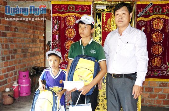 Đại diện Công ty PVI Sun Life trao quà hỗ trợ cho anh em Khởi.