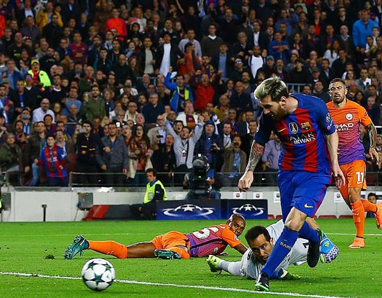 Messi nhẹ nhàng đi bóng qua Bravo
