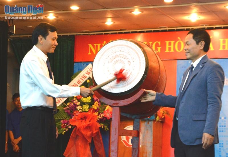 Phó Chủ tịch UBND tỉnh Phạm Trường Thọ đánh trống khai giảng năm học mới.