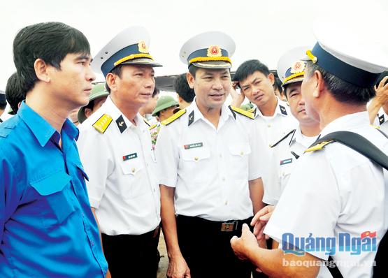 Những cựu chiến binh tàu không số tìm lại dấu tích đường Hồ Chí Minh trên biển đến Quảng Ngãi (năm 2013).                                                    Ảnh: T.L