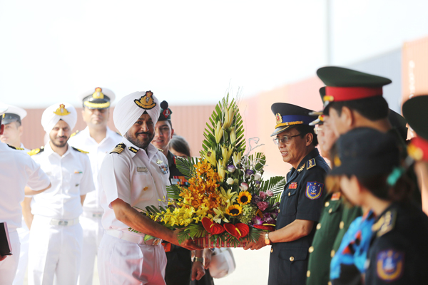 Lực lượng Cảnh sát biển và Quân đội Việt Nam đón các sỹ quan, thủy thủ đoàn tàu SAMRAT tại cảng Tiên Sa. Ảnh: Nguyên Khôi