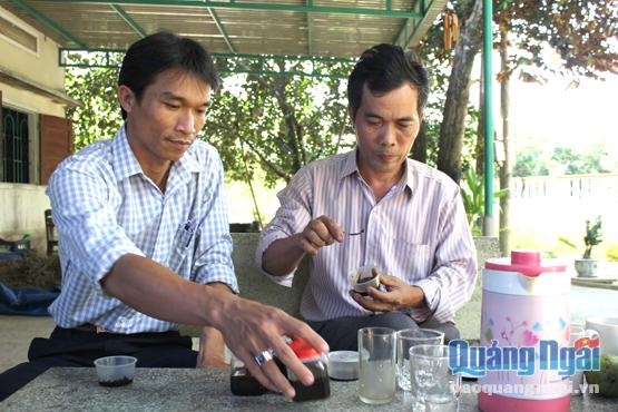 Ông Trần Phú Xuân (trái) và ông Trịnh Ngọc Phú cùng chia sẻ về tâm huyết với sản phẩm cao chè xanh Minh Long.