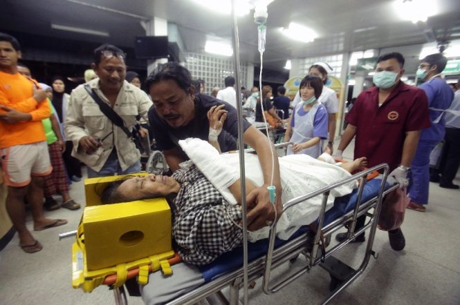 Một người phụ nữ bị thương trong vụ nổ bom bên ngoài tiệm mì ở miền nam Thái Lan hôm 24-10 - Ảnh: AFP