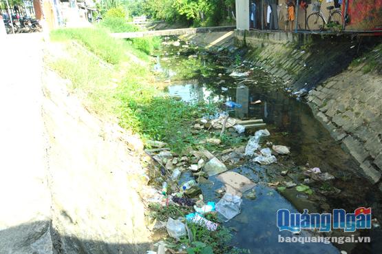 Tuyến kênh N6 đoạn qua phường Nghĩa Chánh lúc nào cũng ô nhiễm với rác thải.