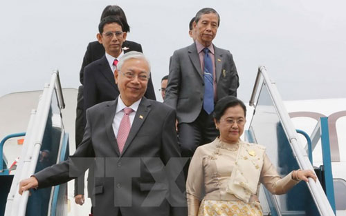 Tổng thống Htin Kyaw và Phu nhân tới sân bay quốc tế Nội Bài, Hà Nội. (Ảnh: Phương Hoa/TTXVN)