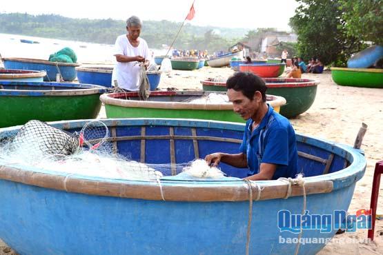 Ngư dân Võ Phúc Mười ở thôn Phước Thiện, xã Bình Hải (Bình Sơn) kiểm tra lại lưới để hôm sau đánh cá.