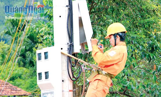 Công nhân Công ty Điện lực Quảng Ngãi kéo điện phục vụ nhân dân vùng cao Sơn Tây.