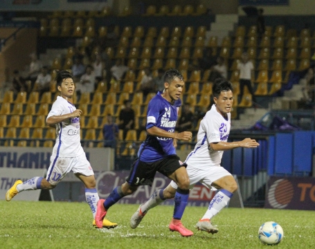  U21 PVF (xanh)  thăp lên hy vọng vào bán kết khi có được 3 điểm trước U21 An Giang. Ảnh: Đình Viên