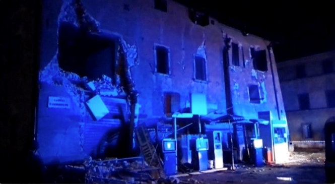 Hai trận động đất ở miền trung nước Ý khiến một số tòa nhà cũ bị phá hủy. Ảnh: Reuters