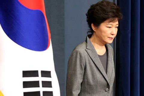 Nữ Tổng thống Park-Geun-Hye cúi đầu xin lỗi người dân trên truyền hình