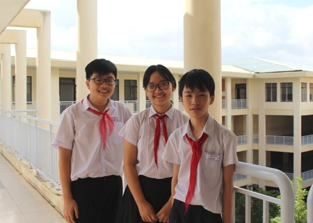 Nhóm 3 bạn học sinh sáng tạo ra phần mềm học sử Việt. Ảnh: VGP/Lưu Hương