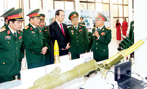  Chủ tịch nước Trần Đại Quang tham quan Khu trưng bày các sản phẩm khoa học công nghệ của Học viện Kỹ thuật quân sự