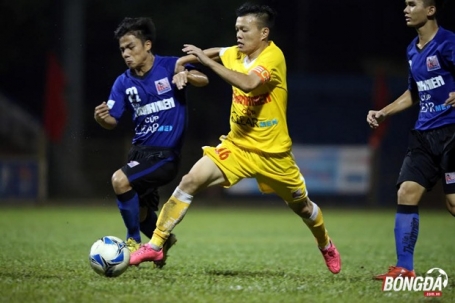 U21 Hà Nội T&T (áo vàng) toàn thắng với 9 điểm khi có mặt ở bán kết. Ảnh: Quang Liêm.