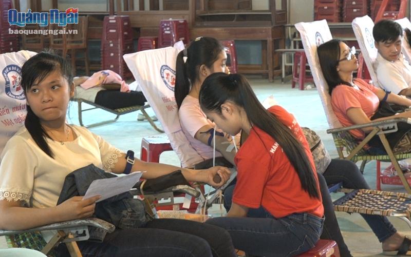 Sinh viên hiến máu tình nguyện.