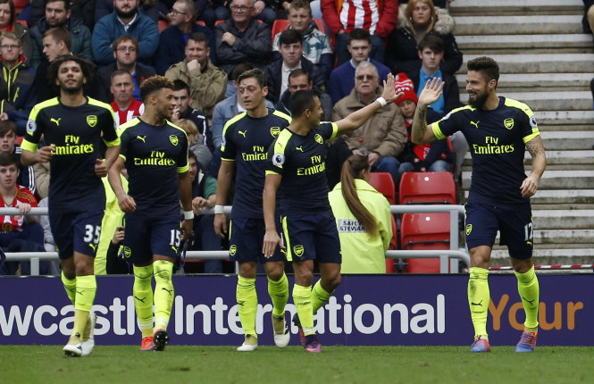 Alexis Sanchez và Olivier Giroud (giơ tay) cùng tỏa sáng trong chiến thắng của Arsenal trước Sunderland. Ảnh: Reuters