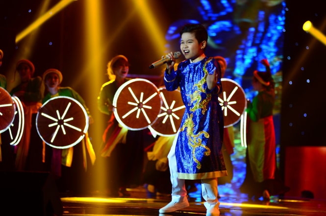   Nhật Minh trình diễn trong đêm chung kết Giọng hát Việt nhí 2016 - Ảnh: Quang Định