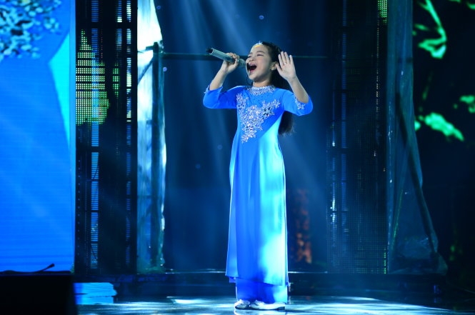  Mai Anh trình diễn ca khúc Nổi lửa lên em - Ảnh: Quang Định