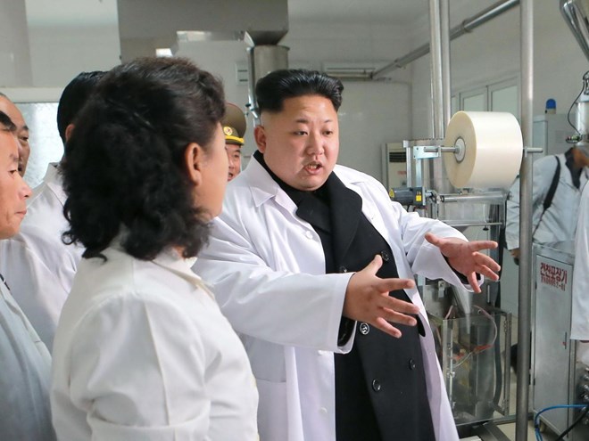 Nhà lãnh đạo Kim Jong-un của Triều Tiên thăm một cơ sở y tế của nước này. (Nguồn: Rex Features)