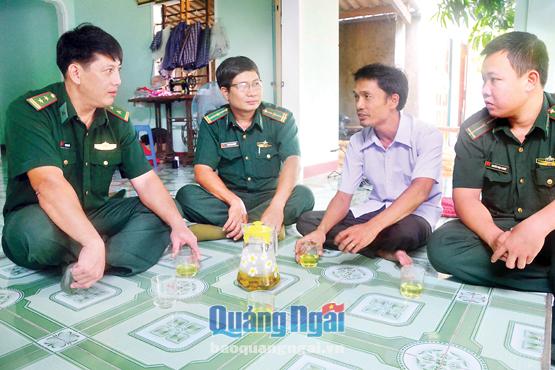 Cán bộ, chiến sĩ Đồn Biên phòng Sa Huỳnh trao đổi tình hình với Phó Bí thư Chi bộ thôn Vĩnh Tuy Nguyễn Văn Đặng.