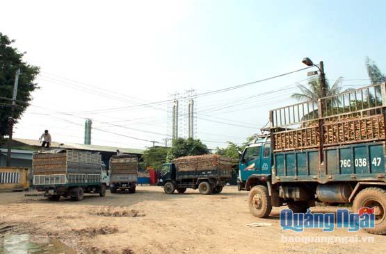 Nhà máy mì Tịnh Phong chậm được di dời (do nhà đầu tư chưa được huyện Bình Sơn bàn giao mặt bằng sạch), đã ảnh hưởng đến việc triển khai Dự án Khu Công nghiệp VSIP Quảng Ngãi.
