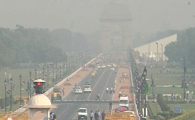 Khói dày phủ khắp thủ đô Delhi sáng 31-10-2016 sau khi người dân Ấn Độ đốt pháo ăn mừng lễ hội ánh sáng Diwali, bắt đầu ngày 30-10-2016. Ảnh NDTV