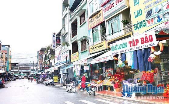 Nhiều gia đình ở đường Duy Tân đã tận dụng tối đa tầng trệt để kinh doanh nên lối đi rất hẹp, ảnh hưởng đến việc PCCC.