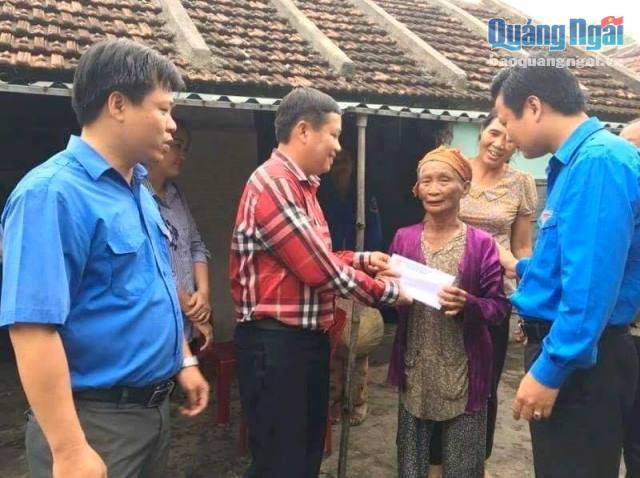 Đại diện Tỉnh đoàn và Hội Doanh nhân trẻ tỉnh Quảng Ngãi trao tiền hỗ trợ cho người dân