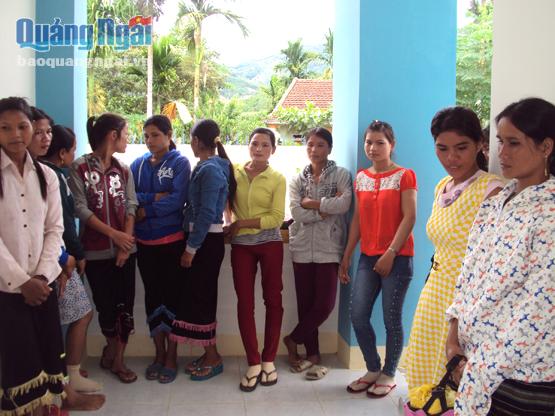 Chị em phụ nữ Hrê Ba Tơ tham gia chiến dịch chăm sóc sức khỏe sinh sản tại Trung tâm Y tế huyện.