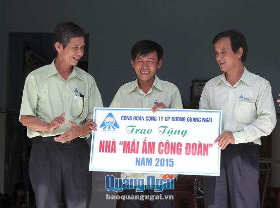 Đại diện lãnh đạo Công ty trao nhà cho một gia đình công nhân của Nhà máy Đường Phổ Phong, Đức Phổ.                                                                                         Ảnh: M.Đ