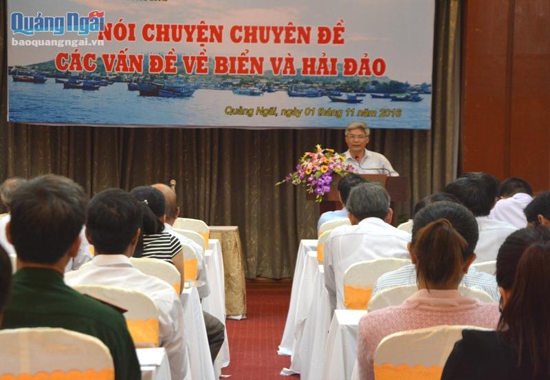 Trưởng Ban Tuyên giáo Tỉnh ủy Võ Văn Hào thông tin tại buổi nói chuyện.