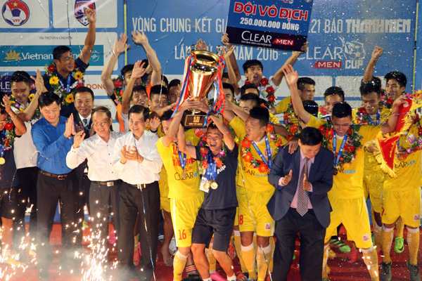  Hà Nội T&T lội ngược dòng đánh bại Sanna Khánh Hòa trong trận chung kết U21 QG