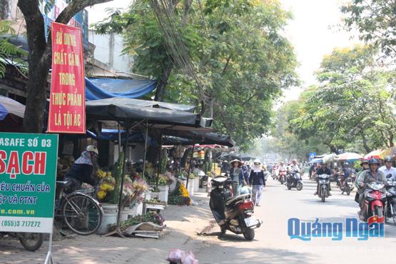 Vỉa hè tuyến đường Nguyễn Thụy, phường Trần Phú, TP.Quảng Ngãi thường xuyên bị lấn chiếm, nhưng khó xử phạt hành chính.