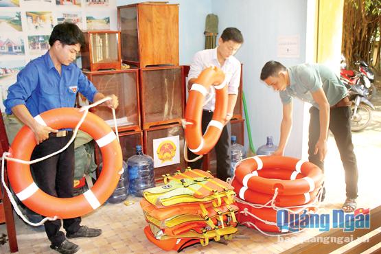 Các thành viên Đội Thanh niên xung kích Hành Tín Tây kiểm tra phao cứu sinh, cứu hộ trước mùa mưa lũ 2016.