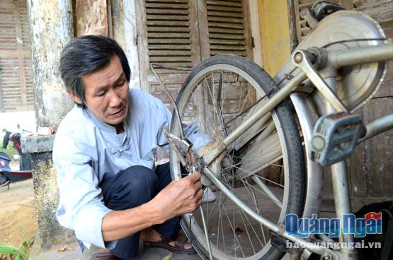 Ông Tùng sửa chữa lại chiếc xe đạp cũ để cho học sinh nghèo.  