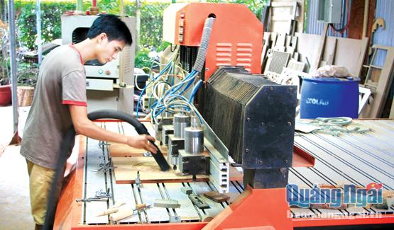 Sản xuất vách ngăn công nghiệp tại Công ty Tấn Mỹ Phong (KCN Quảng Phú).