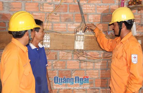 Ngoài đảm bảo nguồn điện cung cấp cho khách hàng, nhân viên Điện lực Quảng Ngãi còn thường xuyên kiểm tra, hướng dẫn sử dụng điện an toàn sau công tơ. Ảnh: P.V