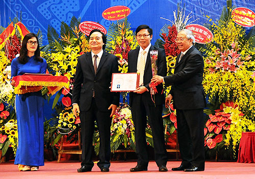 Bộ trưởng Bộ GD&ĐT Phùng Xuân Nhạ trao "Giấy chứng nhận chức danh Giáo sư" cho tân GS Phạm Văn Điển, Đại học Lâm nghiệp. Ảnh: Dân trí