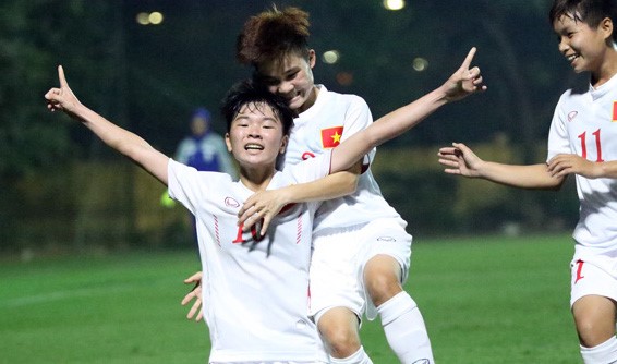 Tiền đạo Tuyến Ngân (10) ghi bàn nâng tỷ số lên 2-0 ấn định chiến thắng cho U19 nữ Việt Nam. Ảnh: VFF