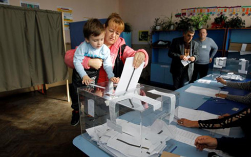  Cử tri Bulgaria tham gia cuộc bỏ phiếu ngày 6/11. (Ảnh: Reuters)
