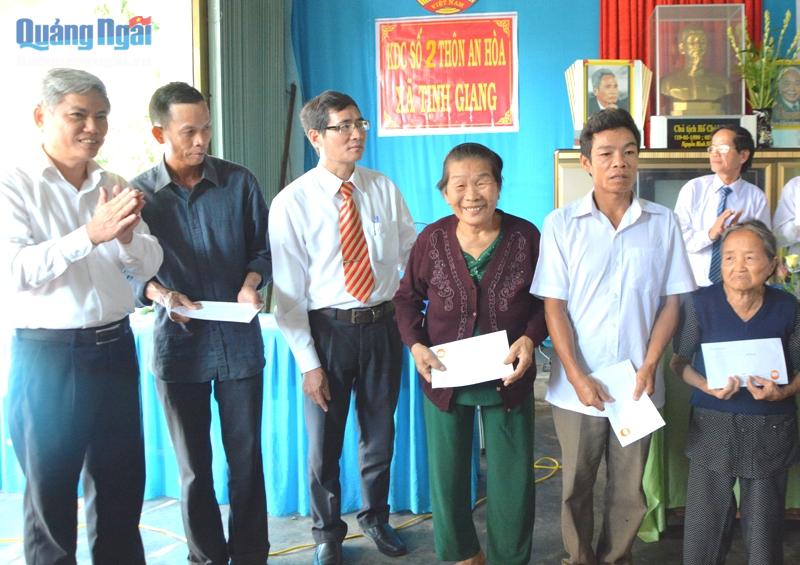 Trưởng Ban Tuyên giáo Tỉnh ủy Võ Văn Hào trao quà cho các hộ nghèo.