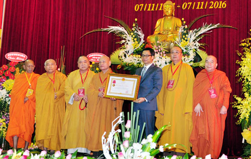 Phó Thủ tướng Chính phủ Vũ Ðức Ðam trao Huân chương Lao động hạng Nhất tặng GHPGVN.