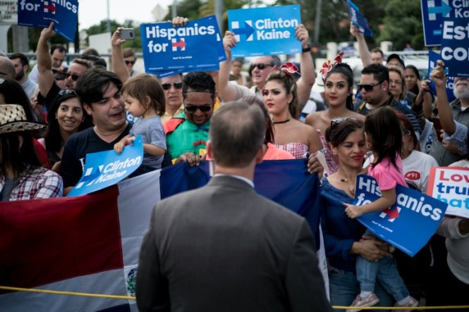 Người Mỹ gốc Tây Ban Nha là một nhóm cử tri đông đảo tại bang chiến địa Florida - Ảnh: AFP