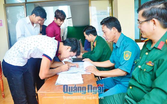 Thanh niên xã Bình Phú làm thủ tục khám sức khỏe nghĩa vụ quân sự.
