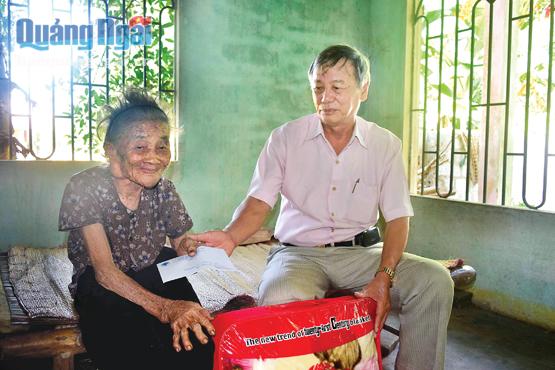 Hội Người cao tuổi tỉnh tặng  quà cho cụ Phạm Thị Liền (88 tuổi).